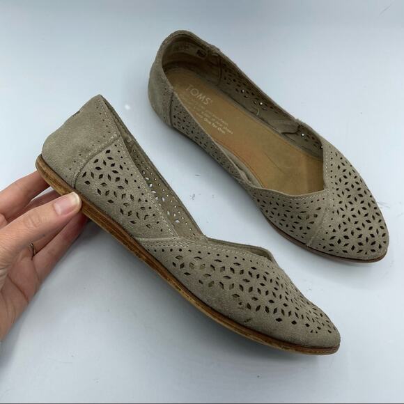 Toms Beige Leather Laser Cut Slip On Flats Womens 6.5 Shoes Comfort Ballet - Picture 1 of 10